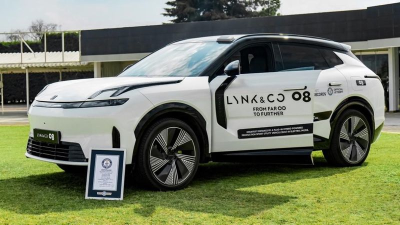 Кроссовер Lynk & Co 08