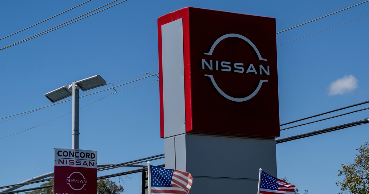 Nissan Tekton на фоне бывшего завода в ЮАР
