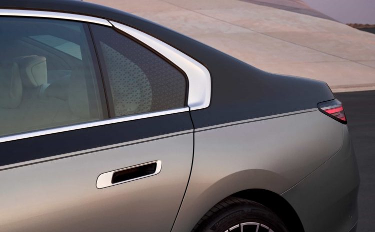  BMW 7 Series: скрытая кнопка автоматических дверей