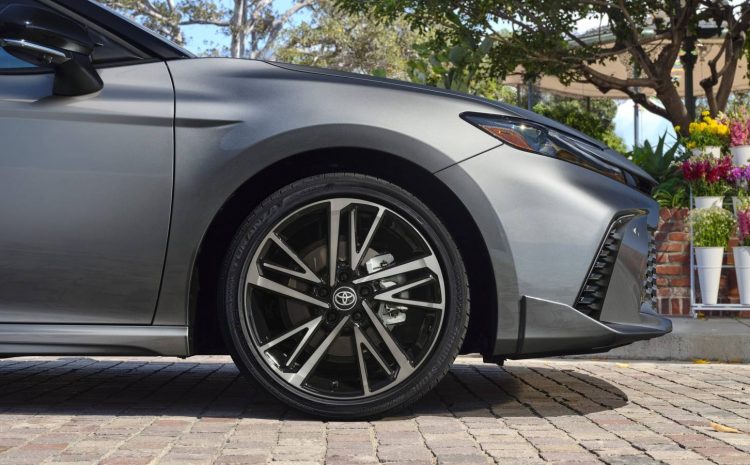  Toyota Camry Hybrid обходит все гибриды Lexus