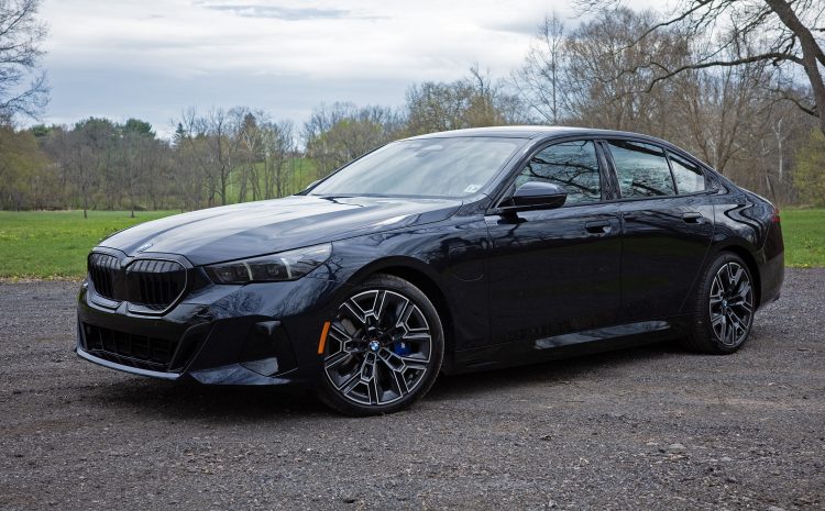  BMW 550e xDrive: мощный гибрид с нюансами
