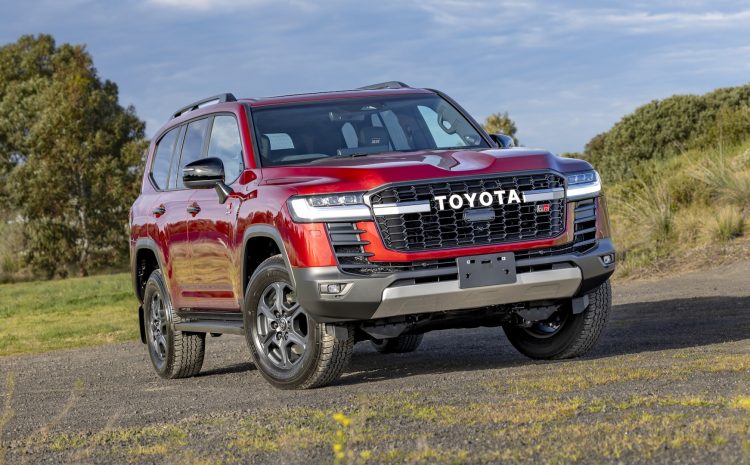  Toyota прокачала Land Cruiser 300: больше мощности и крутых фишек