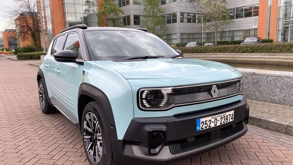  Ретро и электричество: Renault представил R4 E-Tech