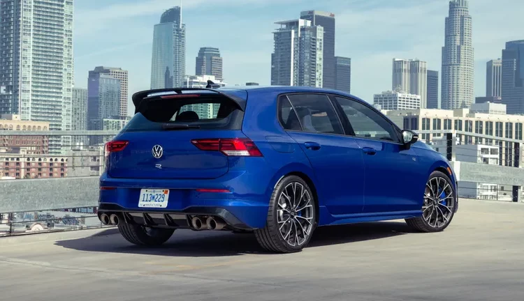  Volkswagen Golf R 2026: спорткар для зрелых душой?