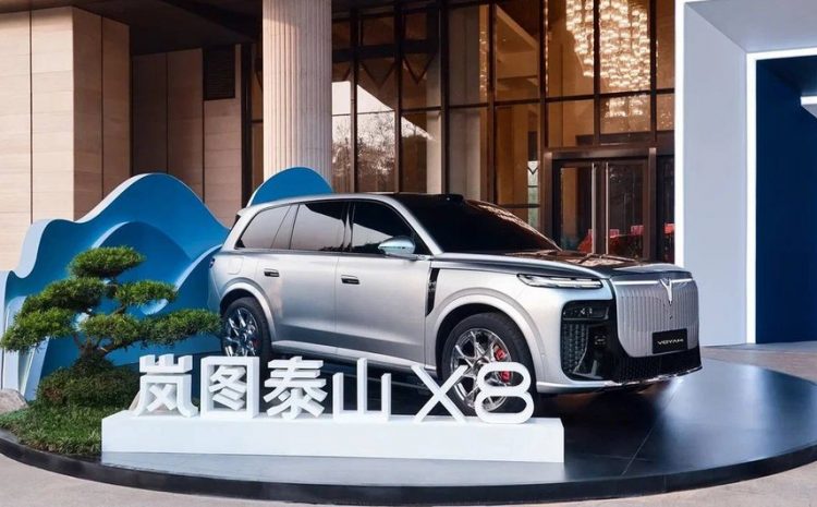  Voyah Taishan X8 — кроссовер с холодильником и телевизором