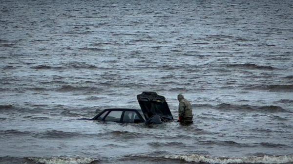  В Северодвинске из воды вытащили утонувший автомобиль