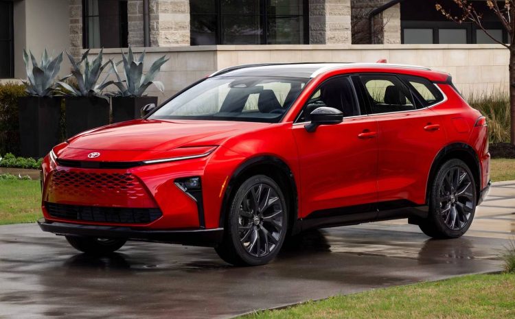  Toyota Crown Signia: почти Lexus, но дешевле